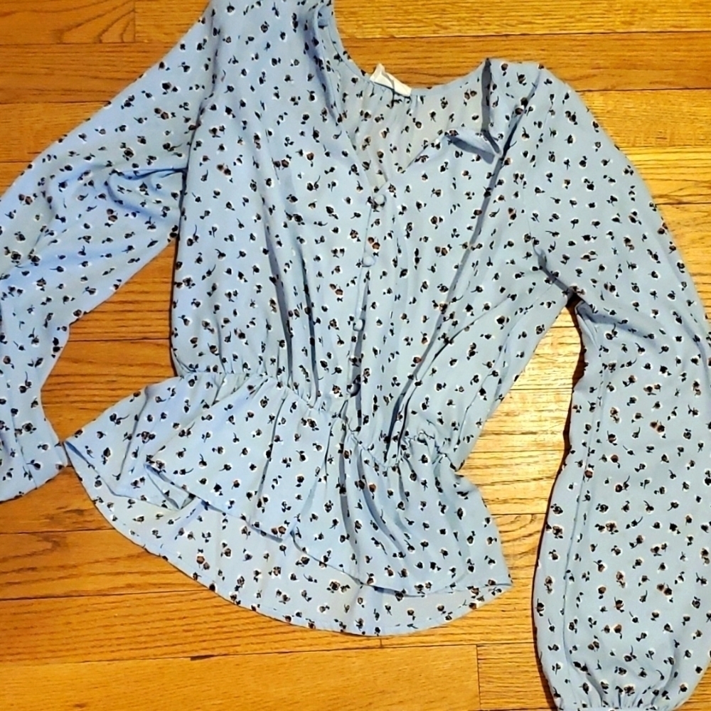 𝅺SIENNA Sky top women's size medium
